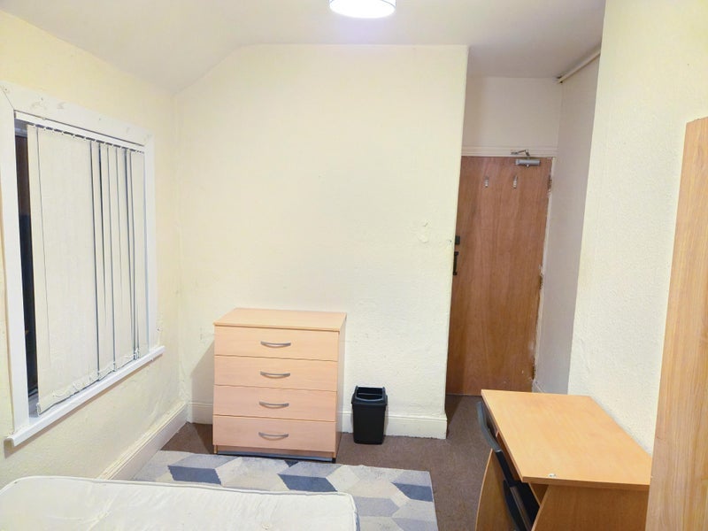 Room Diana Street in Cardiff