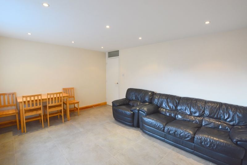 Flat Neptune Road in Greater London