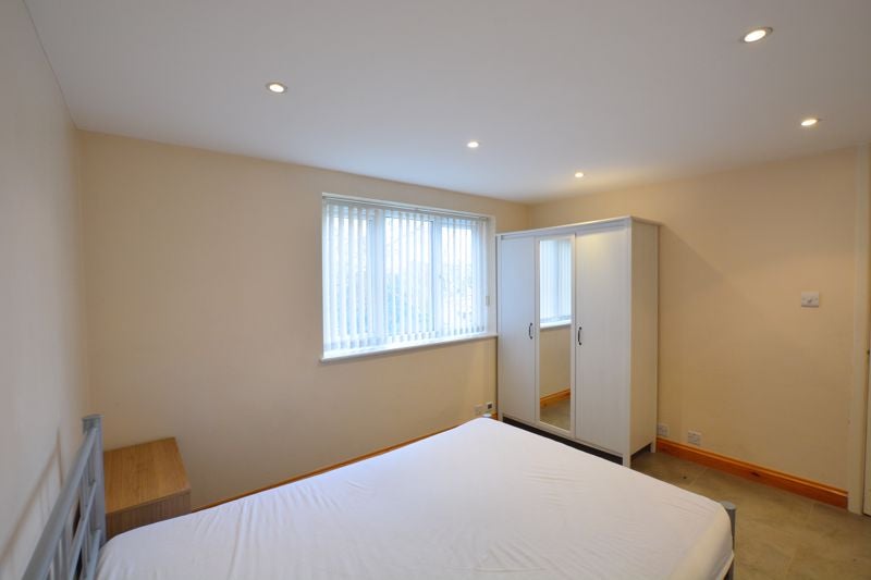Flat Neptune Road in Greater London