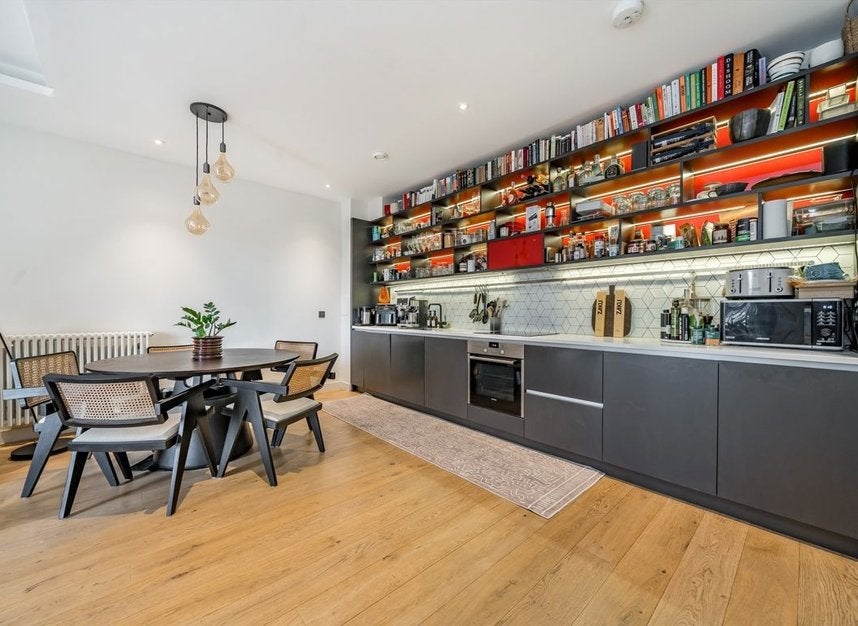 Flat City Island Way in Greater London