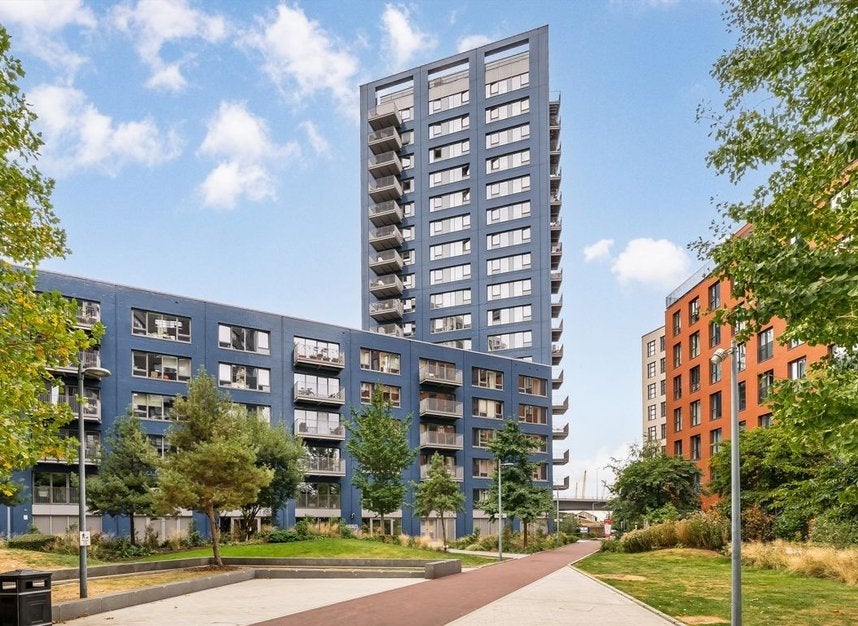 Flat City Island Way in Greater London