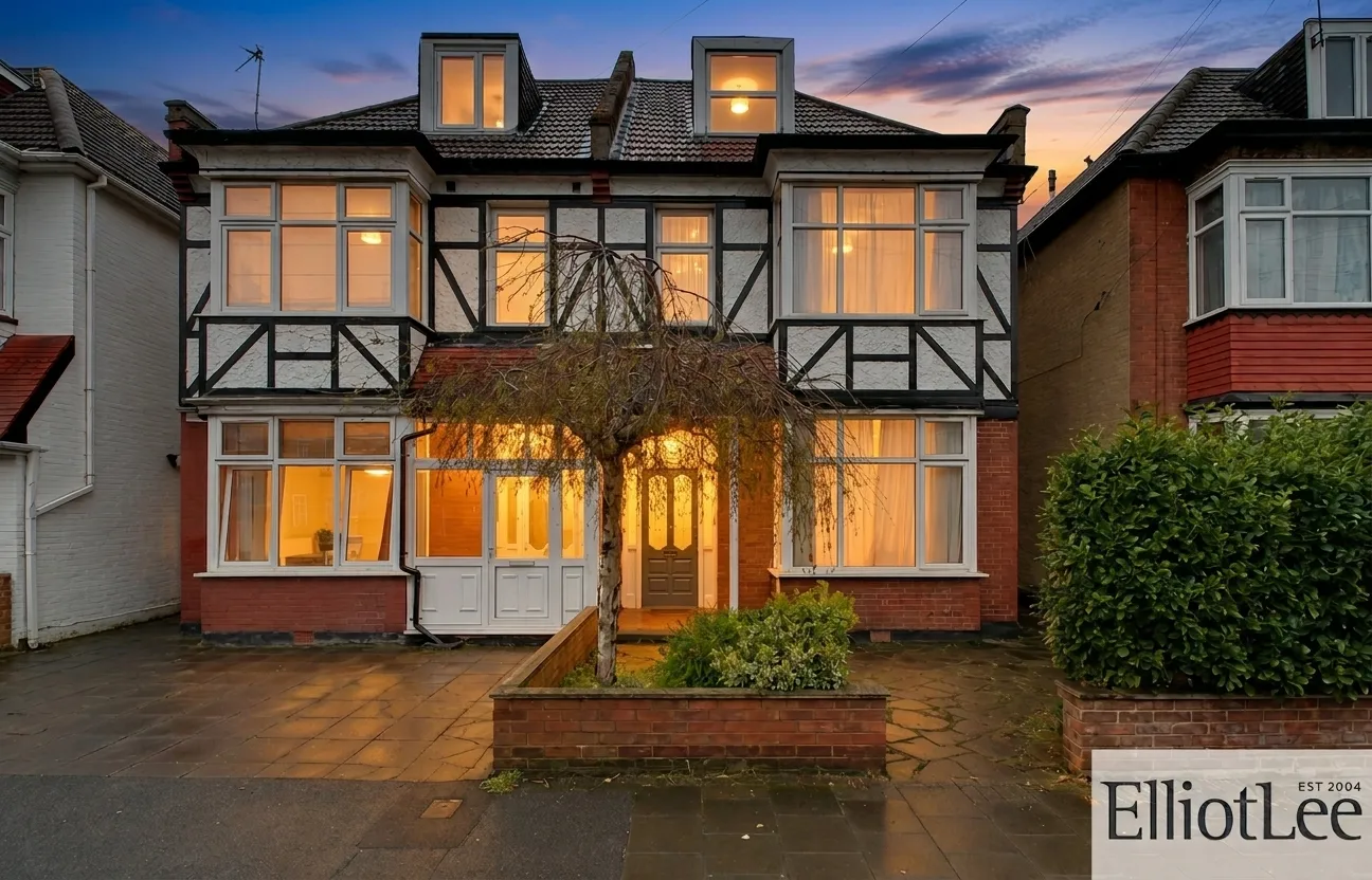 Flat Welldon Crescent in Greater London
