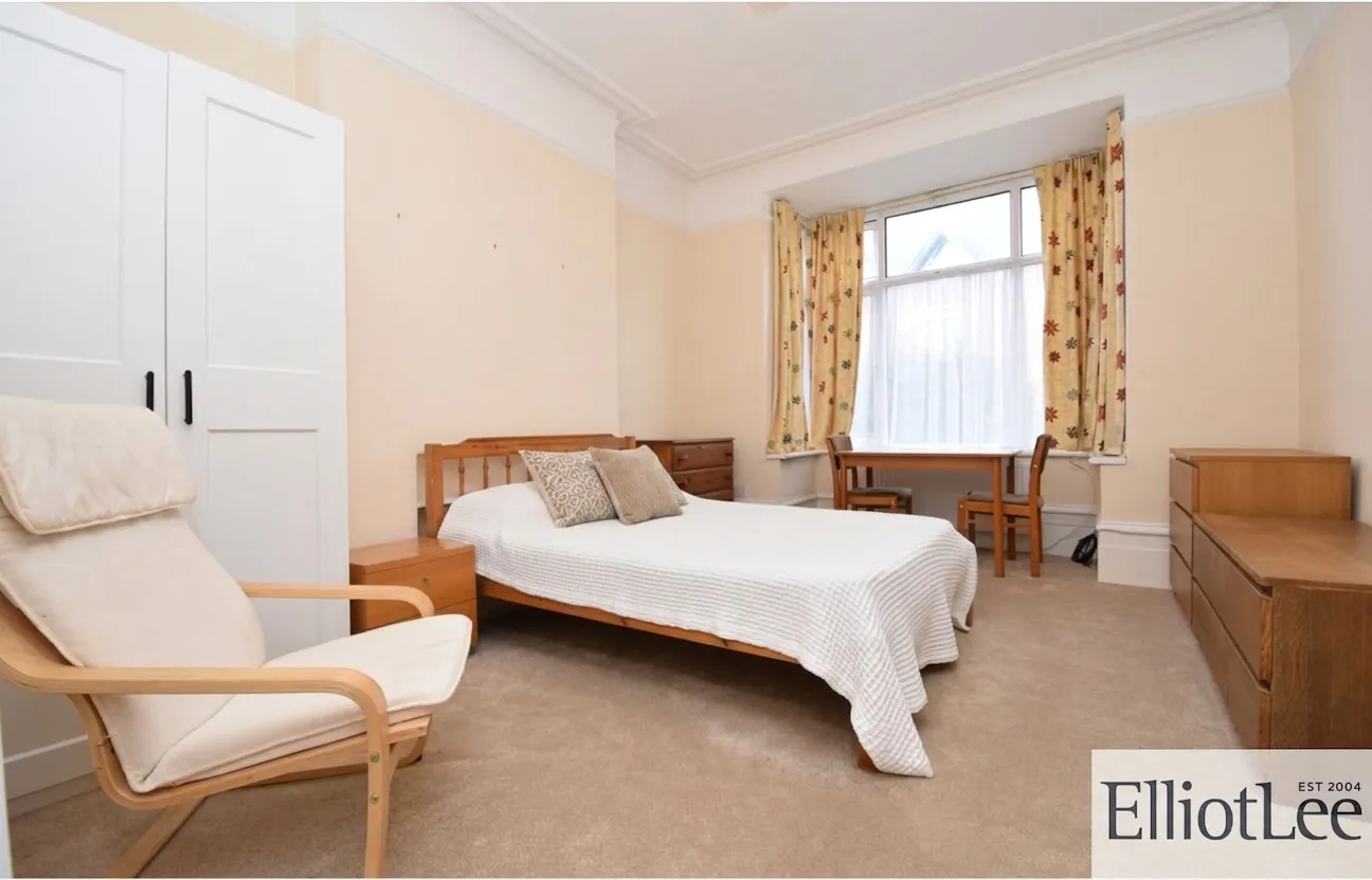 Flat Welldon Crescent in Greater London