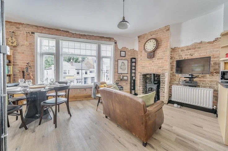 Flat Walton Road in Elmbridge