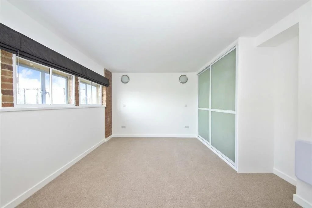 Flat Tom Coombs Close in Greater London