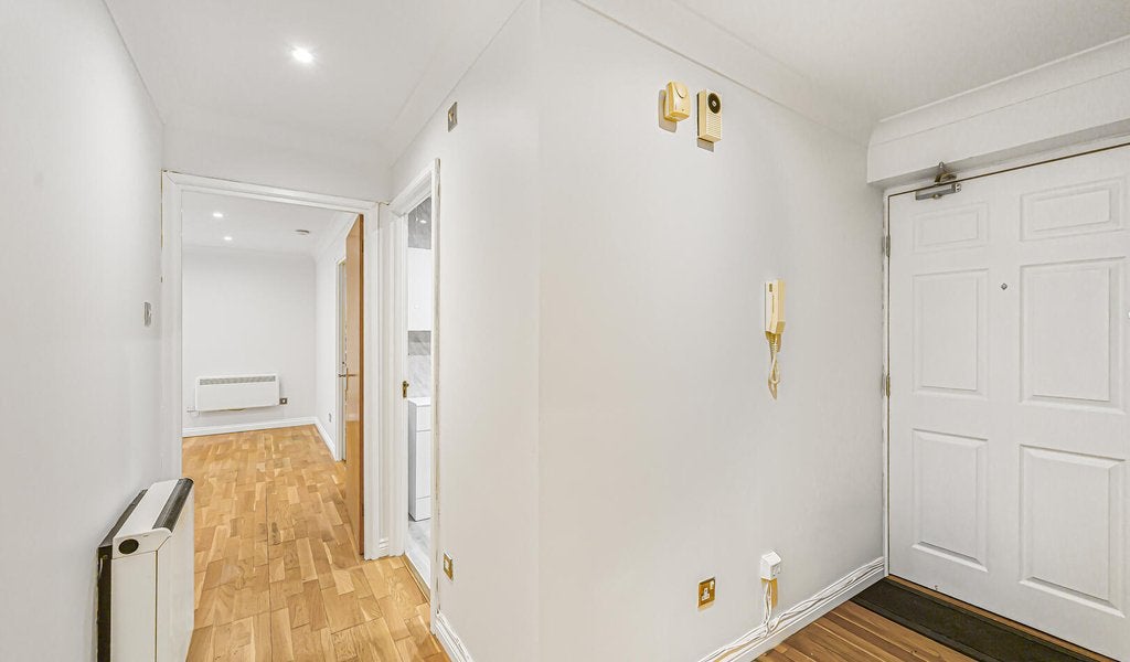 Flat Hermon Hill in Greater London