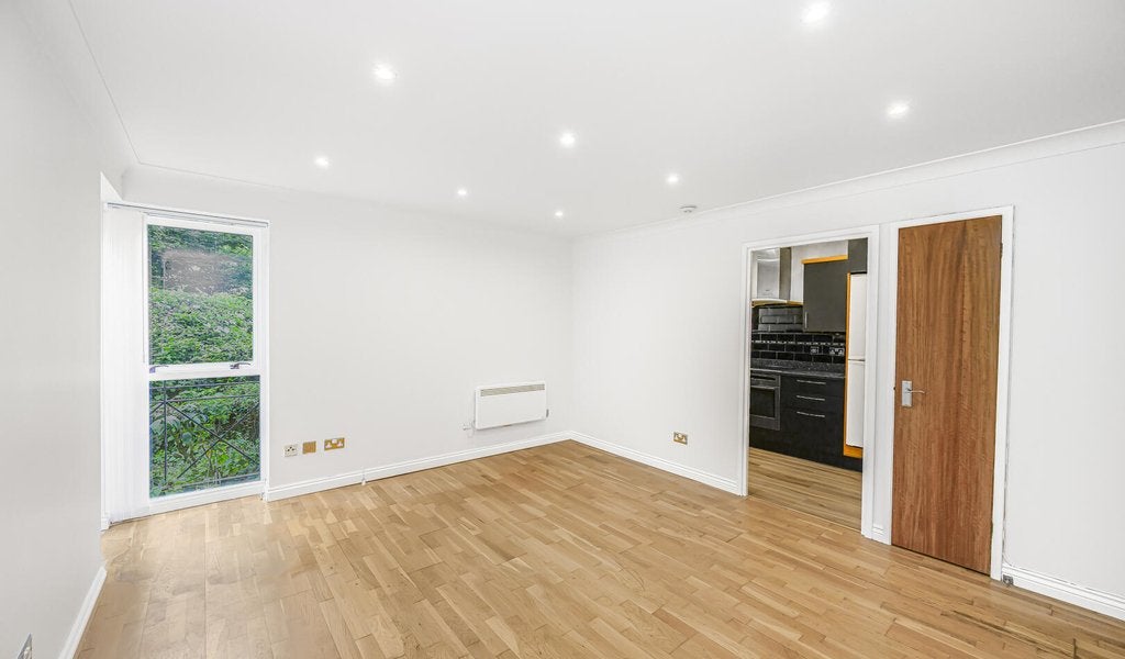 Flat Hermon Hill in Greater London