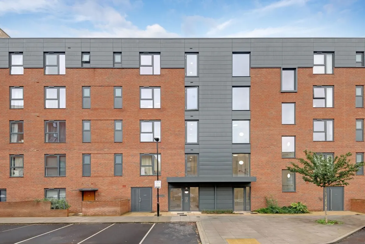Flat Tewkesbury Road in Greater London
