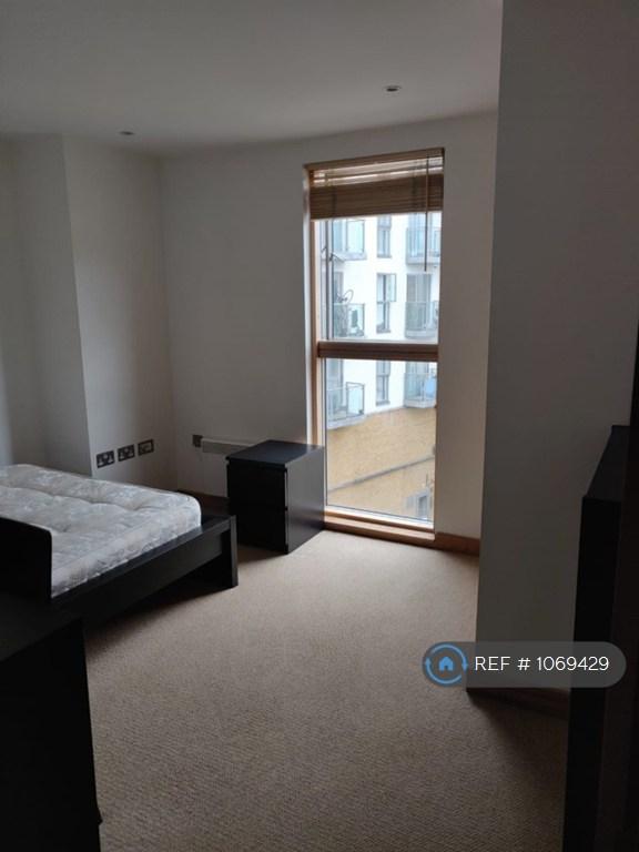 Flat Burdett Road in Greater London