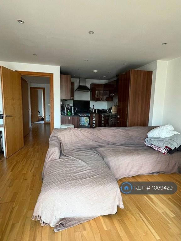 Flat Burdett Road in Greater London