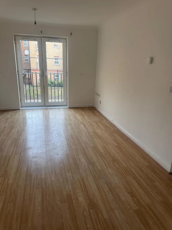 Flat Piper Way in Greater London