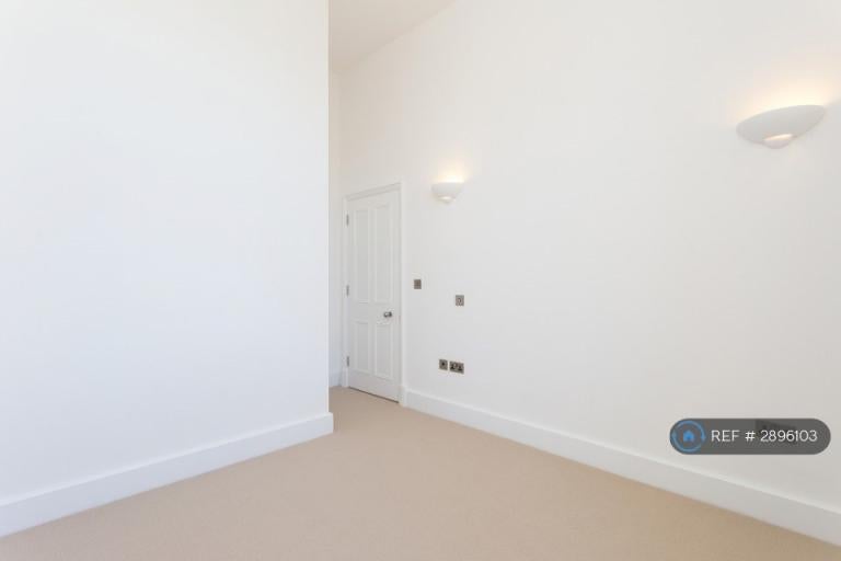 Flat Napoleon Lane in Greater London