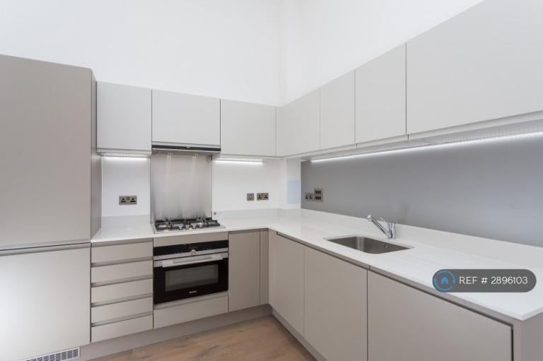 Flat Napoleon Lane in Greater London