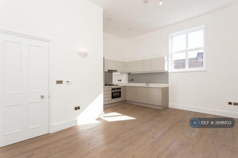 Flat Napoleon Lane in Greater London