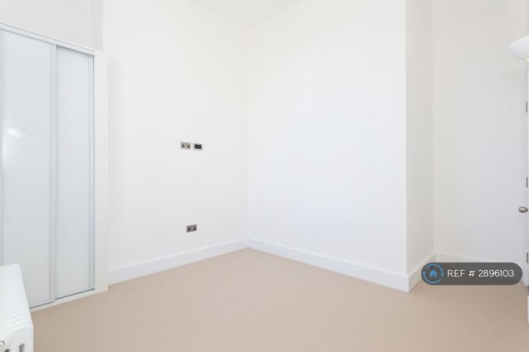 Flat Napoleon Lane in Greater London