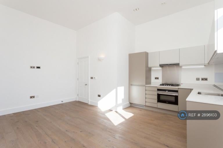 Flat Napoleon Lane in Greater London