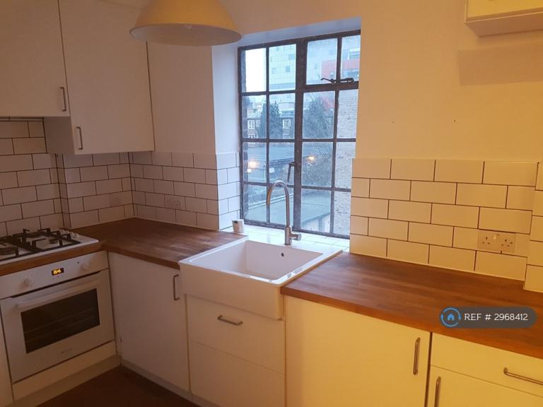 Flat Cavell Street in Greater London