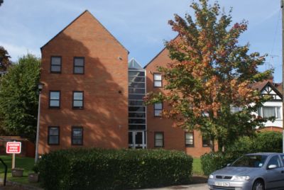 Flat Chase Court Gardens in Greater London