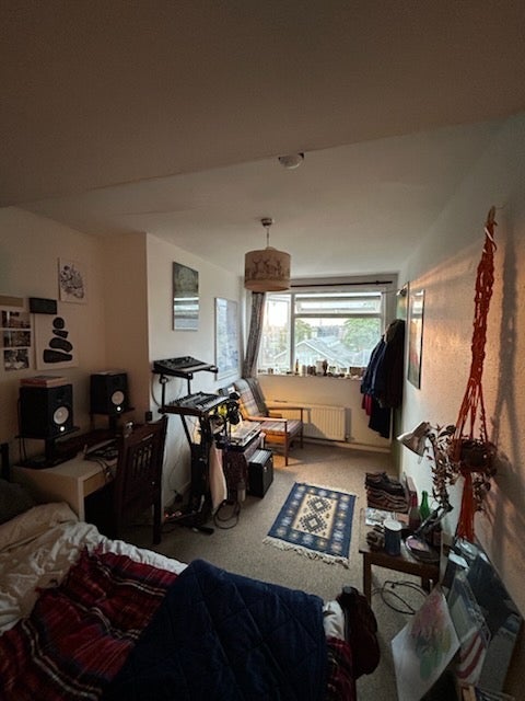 Room Sefton Park Road in Bristol