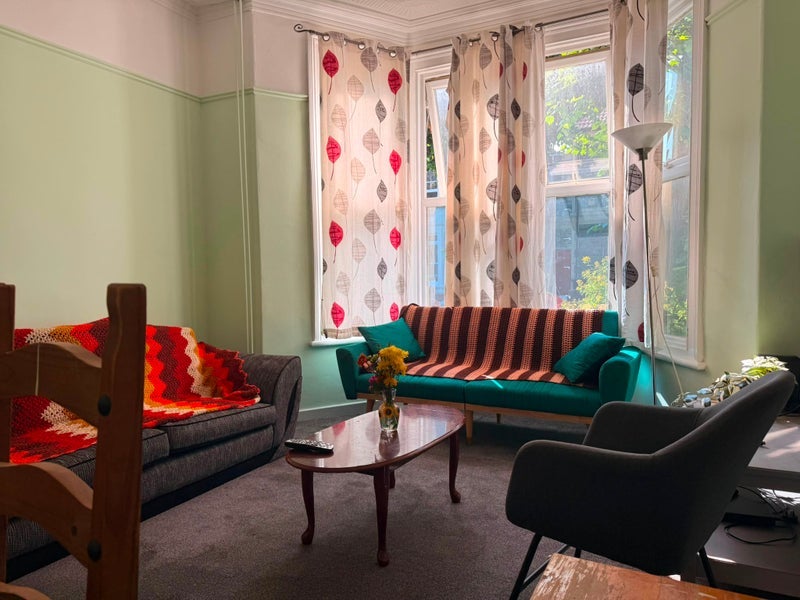 Room Sefton Park Road in Bristol