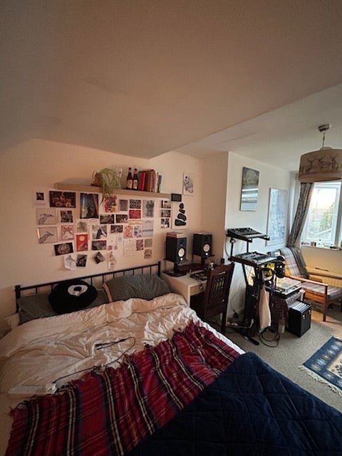 Room Sefton Park Road in Bristol