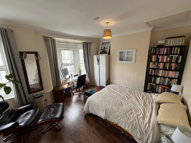 Room Mossford Street in Greater London