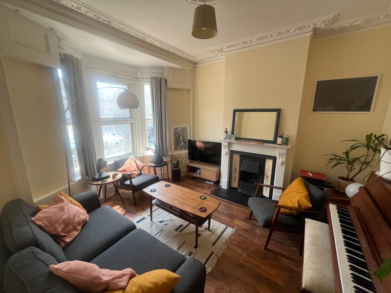 Room Mossford Street in Greater London