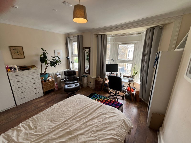 Room Mossford Street in Greater London