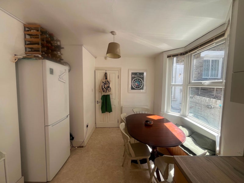 Room Mossford Street in Greater London