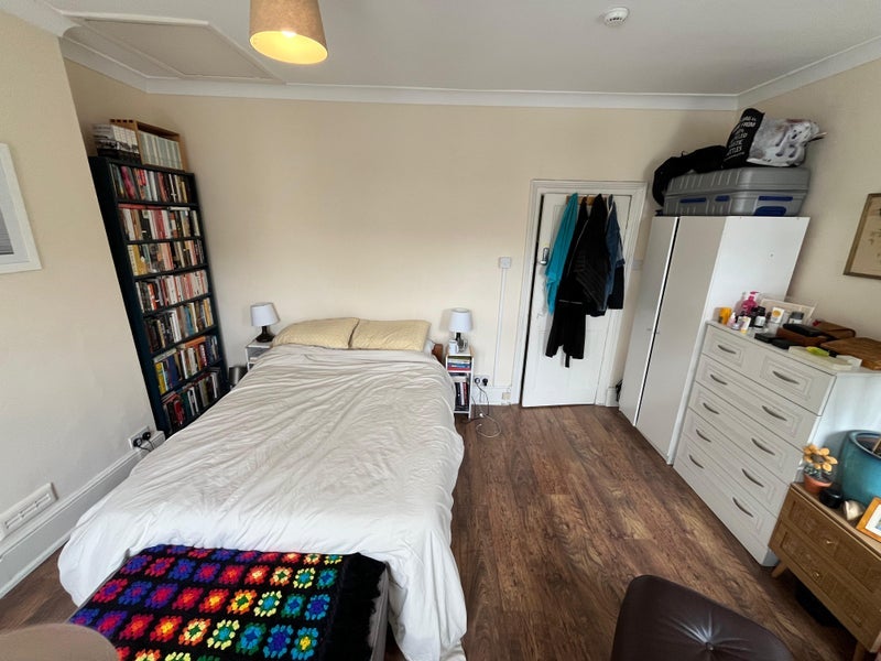 Room Mossford Street in Greater London