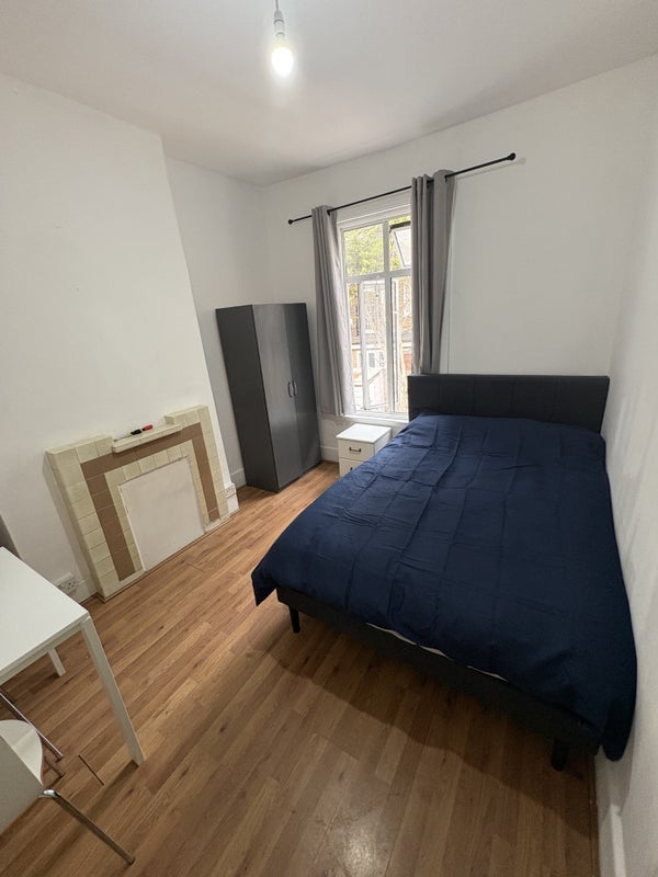 Room La Rose Lane in Greater London