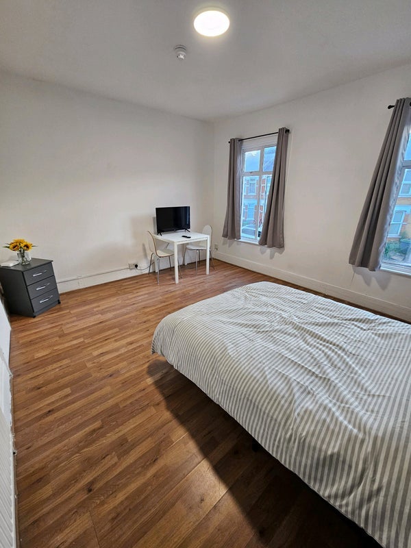 Room La Rose Lane in Greater London