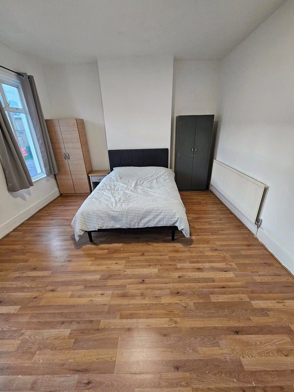 Room La Rose Lane in Greater London