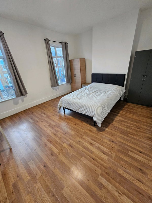 Room La Rose Lane in Greater London