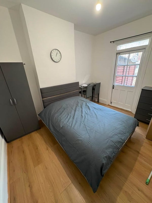 Room La Rose Lane in Greater London