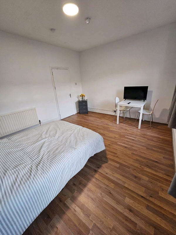Room La Rose Lane in Greater London