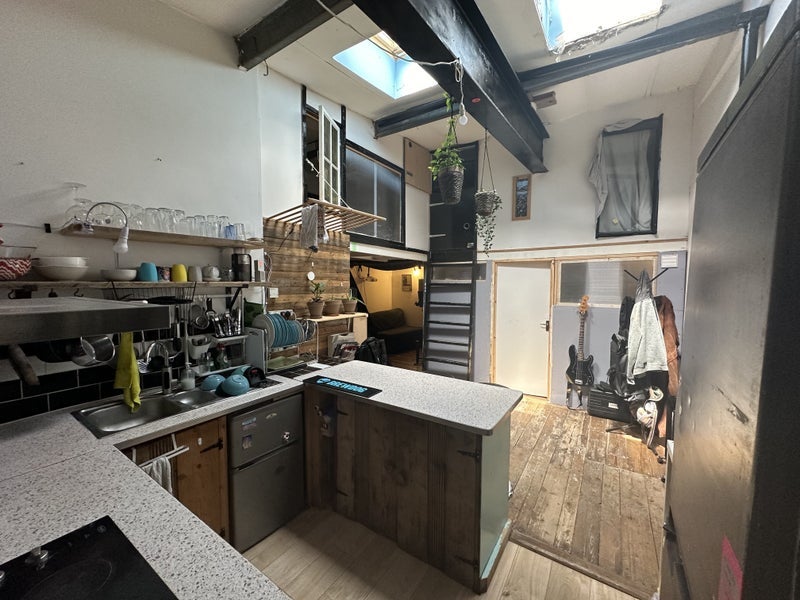 Room Wallis Road in Greater London