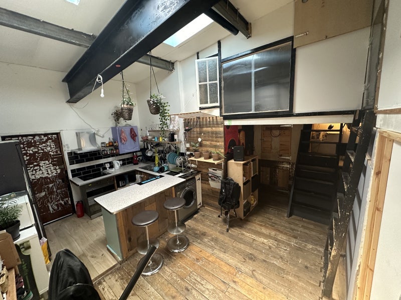 Room Wallis Road in Greater London
