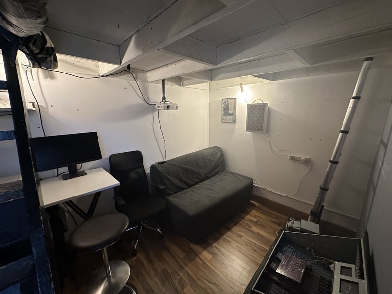 Room Wallis Road in Greater London