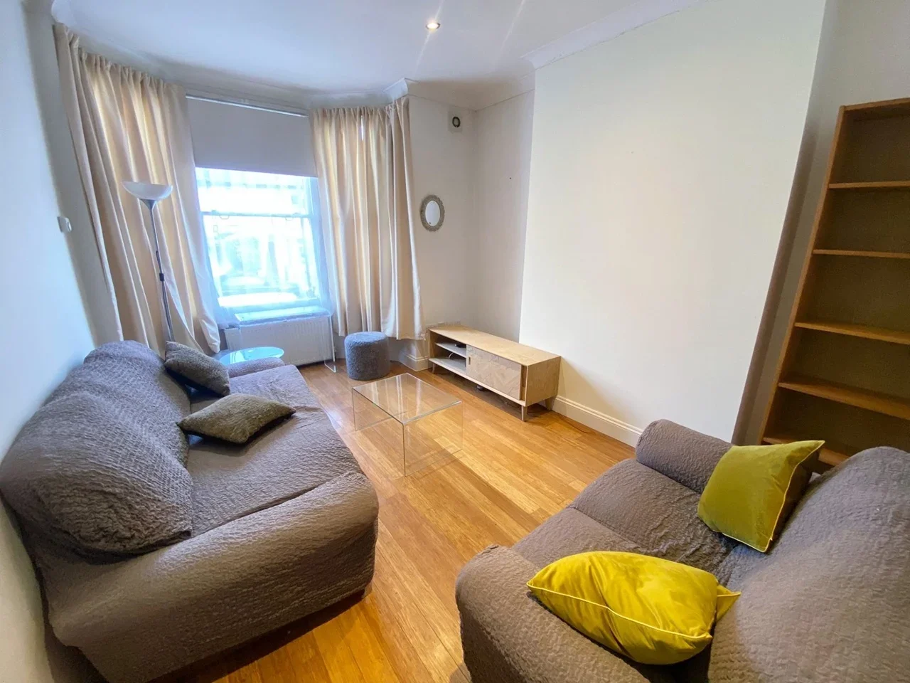 Flat Burstock Road in Greater London