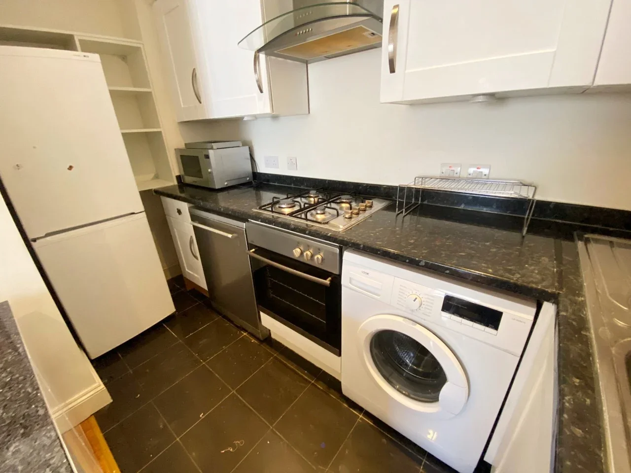 Flat Burstock Road in Greater London