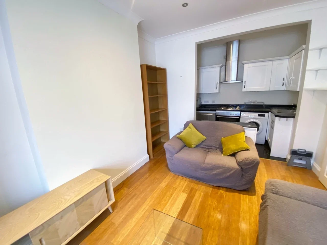 Flat Burstock Road in Greater London