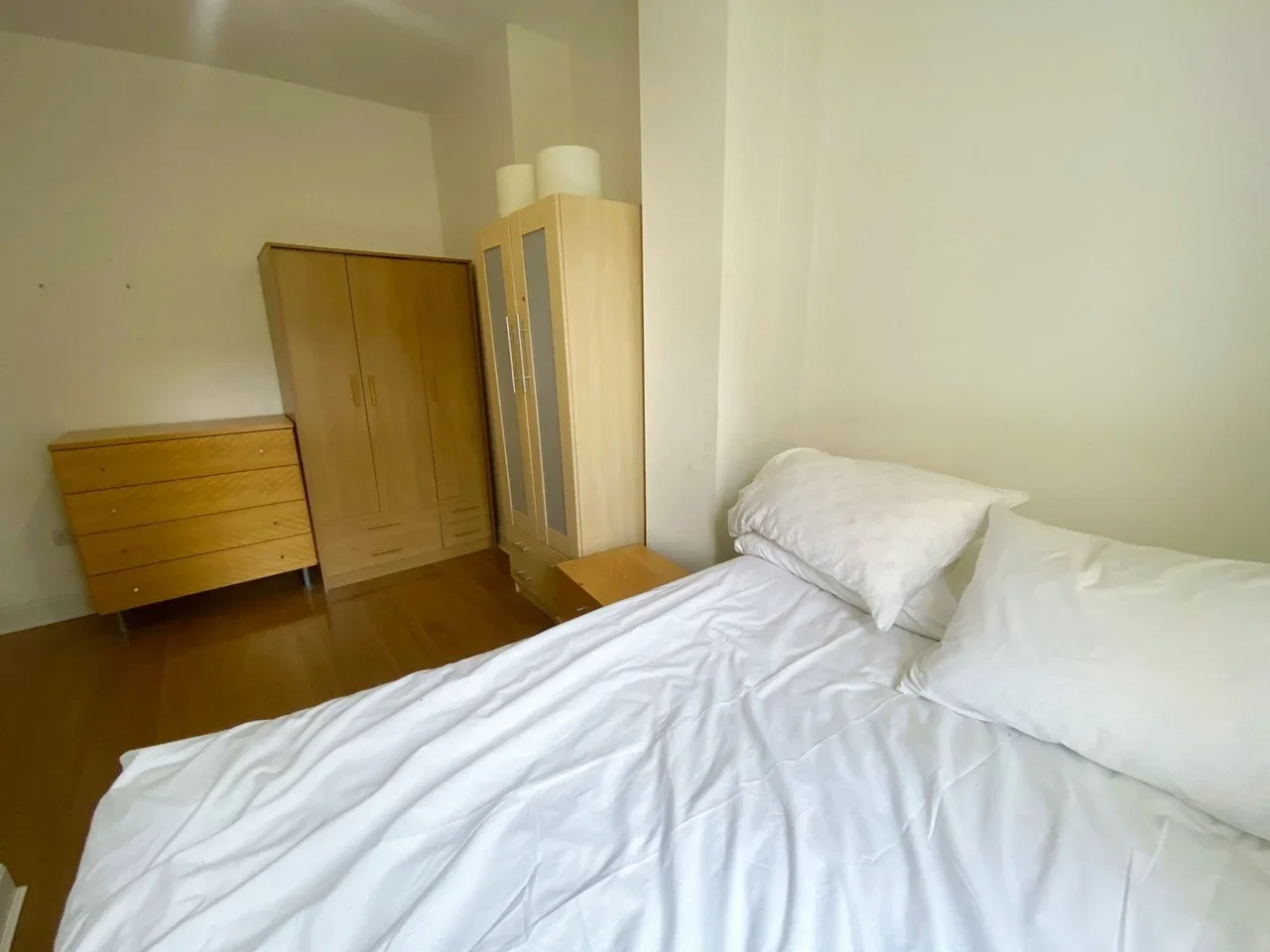 Flat Burstock Road in Greater London