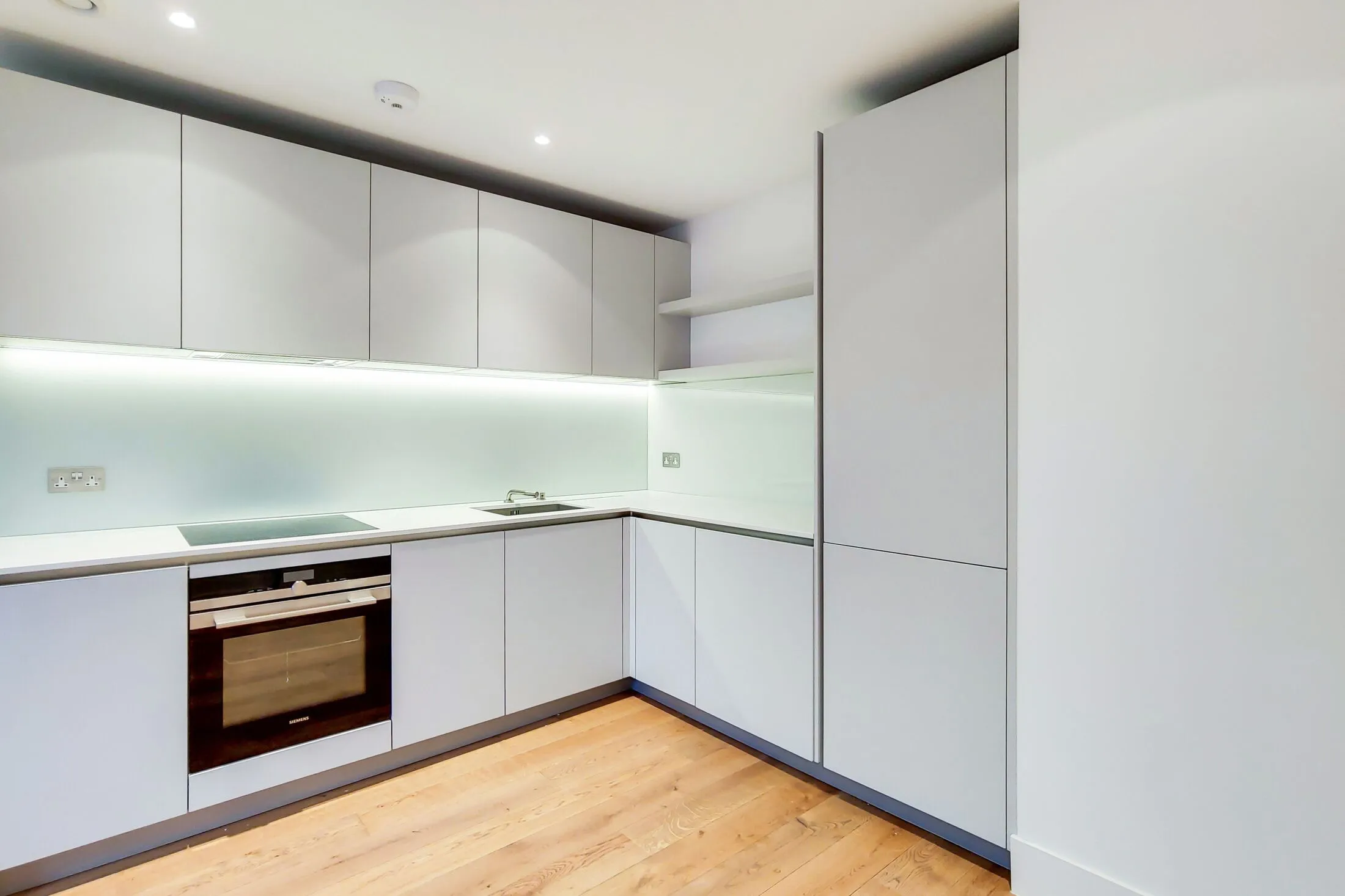 Flat Upper Richmond Road in Greater London