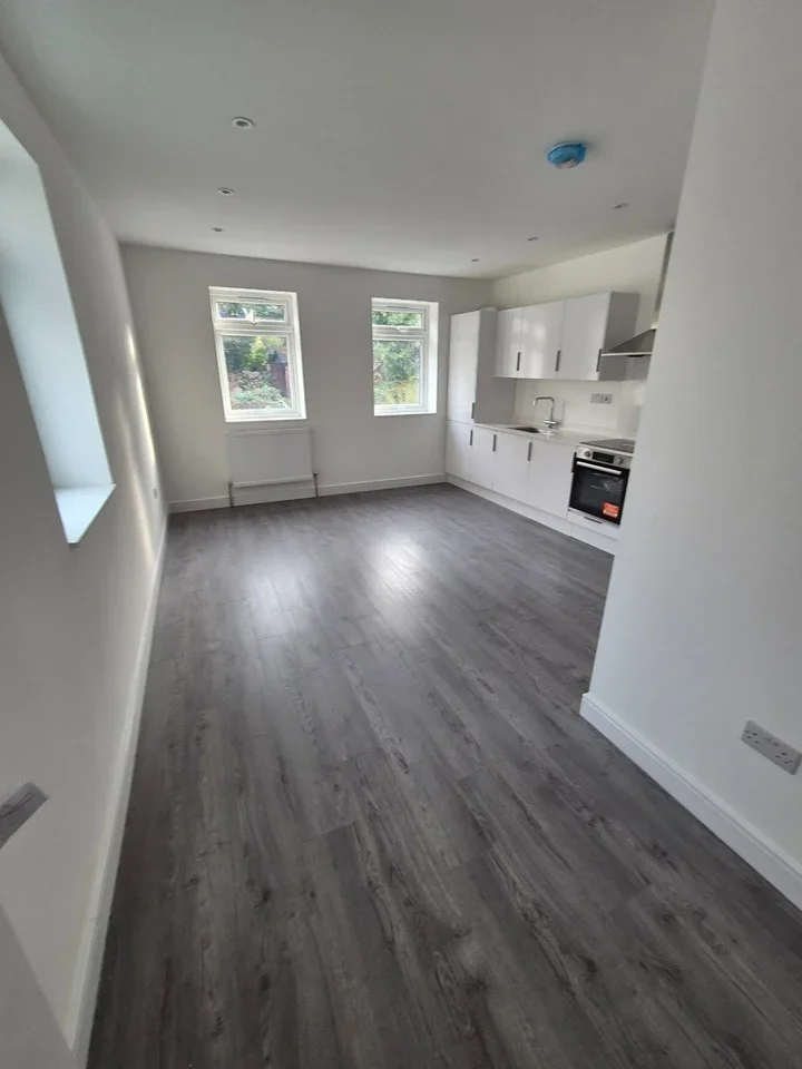 Flat Mayfield Road in Greater London
