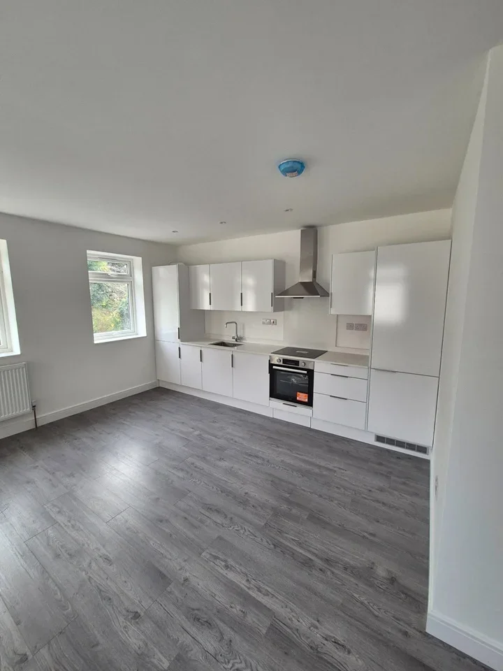 Flat Mayfield Road in Greater London