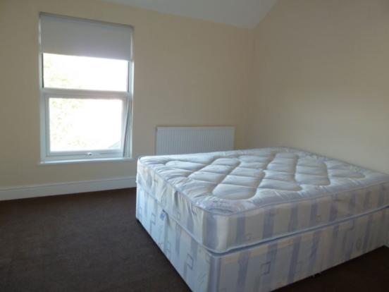 Flat Heathcote Avenue in Greater London