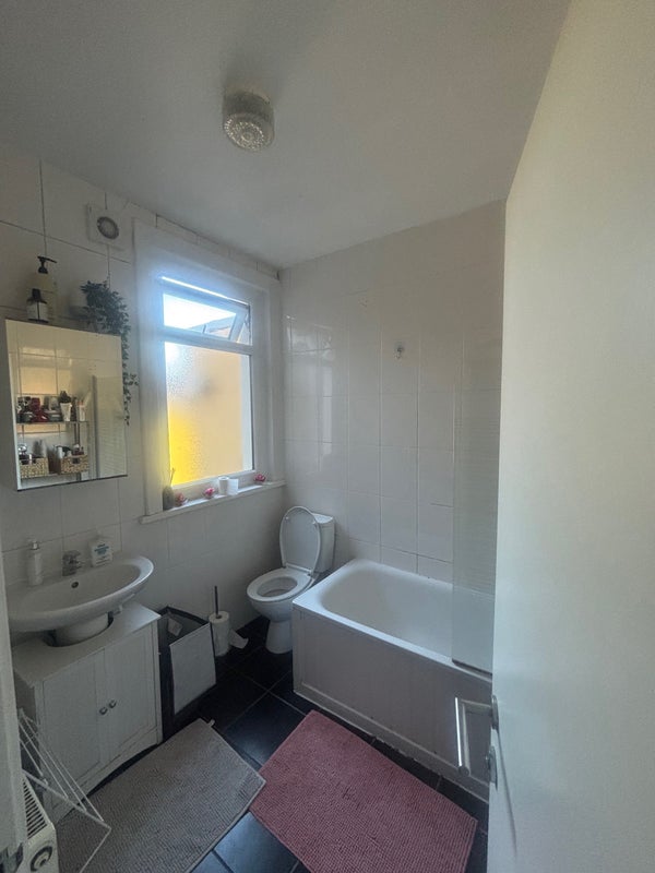 Room Gateside Road in Greater London