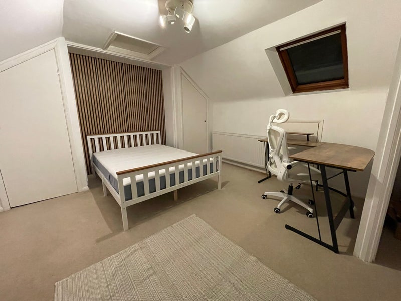 Room The Avenue in Greater London