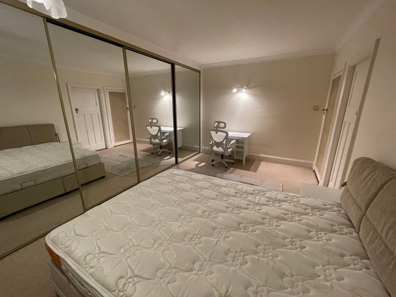 Room The Avenue in Greater London
